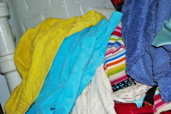 Bodrum Katındaki Çamaşır Odasında Yıkanması Gereken Bir Yığın Kirli Havlu — Stok fotoğraf