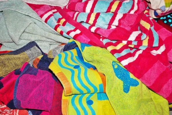 Bodrum katındaki çamaşır odasında yıkanması gereken bir yığın kirli havlu.