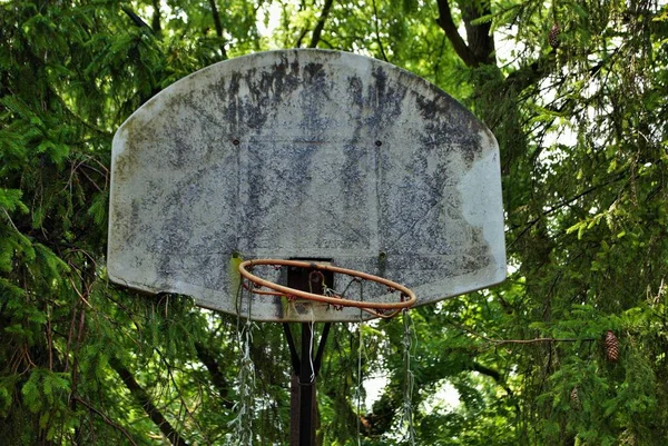 Muy Viejo Aro Baloncesto Abandonado Que Está Cayendo Pedazos — Foto de Stock