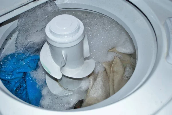 Suyla Dolu Bir Çamaşır Makinesinde Kirli Havlular — Stok fotoğraf
