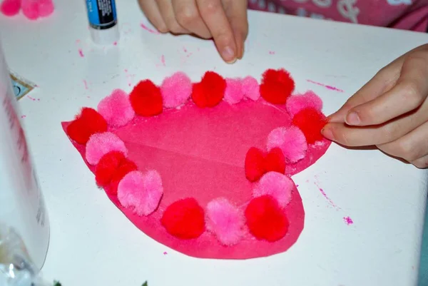 Childs Manos Mientras Hace Tarjetas San Valentín Caseras Artes Artesanías — Foto de Stock