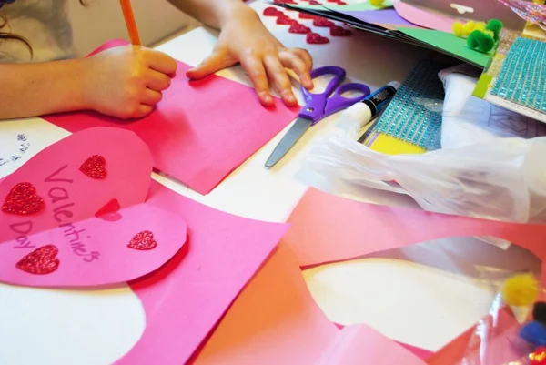 Childs Kezét Miközben Házi Valentin Napi Kártyák Művészetek Kézműves Stock Kép