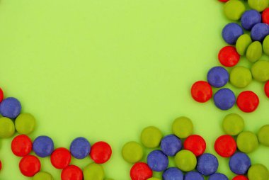 Renkli Cadılar Bayramı şekerleme arkaplan turuncu yeşil mor şeker kaplı sütlü çikolata odası metin kopyalama alanı için