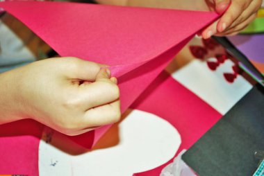 Ev yapımı sevgililer günü kartları hazırlarken Childs 'ın elleri.