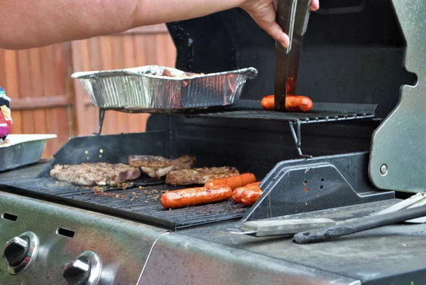 Hotdogs Und Steak Auf Dem Grill Hinterhof — Stockfoto