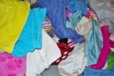 Bodrum katındaki çamaşır odasında yıkanması gereken bir yığın kirli havlu.