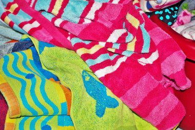 Bodrum katındaki çamaşır odasında yıkanması gereken bir yığın kirli havlu.