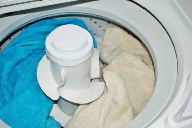 Çamaşır makinesinde bir sürü kirli havlu.