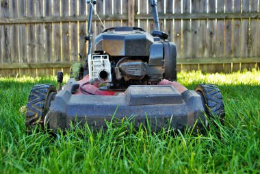 Uzun otların arasındaki çim biçme makinesinin zemin katı manzarası