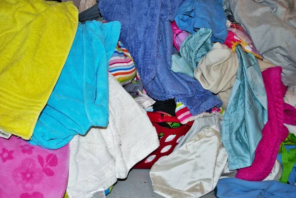 Bodrum katındaki çamaşır odasında yıkanması gereken bir yığın kirli havlu.