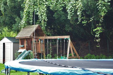 Trambolin ve arka bahçeye döşenmiş tehlikeli bir elektrik hattı.