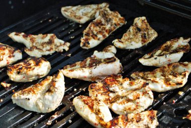 Bahçe mangalı için ızgarada tavuk pişiriyorum.