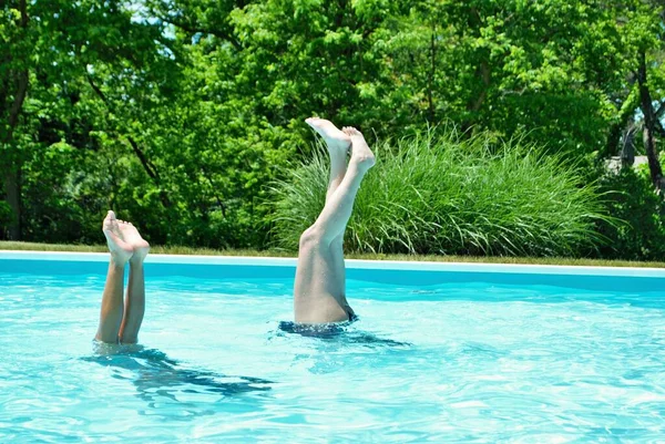 Madre Figlia Che Fanno Stand Piscina — Foto Stock