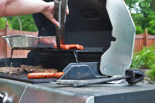 Hotdogs Biefstuk Grill Een Achtertuin Kookgelegenheid — Stockfoto