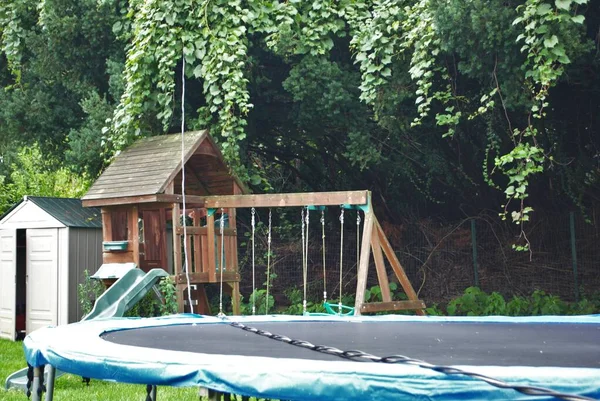 Trambolin Arka Bahçeye Döşenmiş Tehlikeli Bir Elektrik Hattı Telifsiz Stok Fotoğraflar