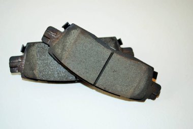 Bir çift yeni disk fren yastığı.