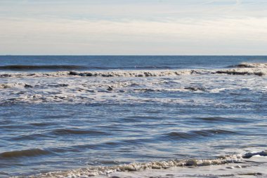 Coligny Sahili Hilton adasının güneyinde dalgalar kuma çarpıyor.