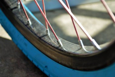 seçici odak bir çocuk bisikletinin parçalarını kapat