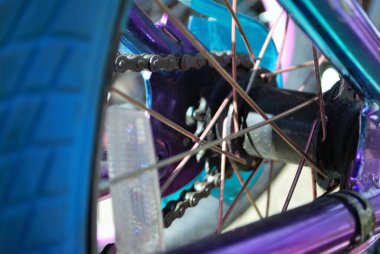 seçici odak bir çocuk bisikletinin parçalarını kapat