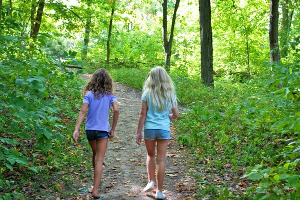 Zwei Kleine Mädchen Auf Einer Wanderung Durch Den Wald — Stockfoto