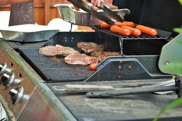 Hotdogs Und Steak Auf Dem Grill Hinterhof — Stockfoto