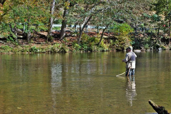 难以辨认的老人在田纳西州的盖茨林堡小河里钓鱼 — 图库照片