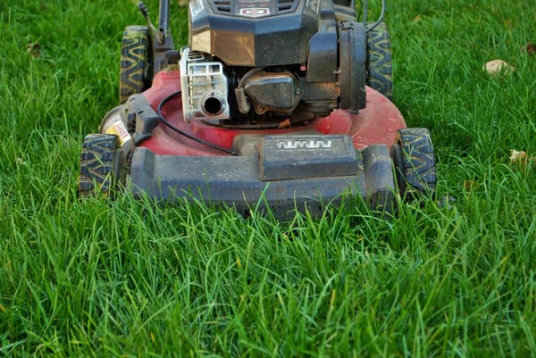 Blick Vom Boden Auf Einen Rasenmäher Hohen Gras — Stockfoto