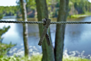 Göl kenarındaki çamaşır ipinde mandal.