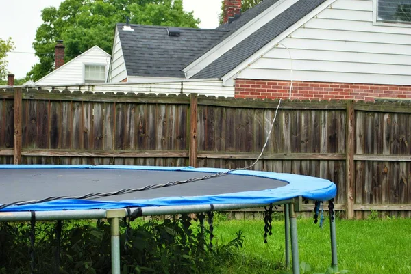 Gefährliche Starkstromleitung Über Zaun Und Trampolin — Stockfoto