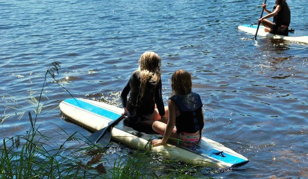 Klein Meisje Peddelen Het Midden Van Een Meer Bovenste Schiereiland — Stockfoto