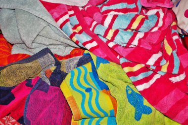 Bodrum katındaki çamaşır odasında yıkanması gereken bir yığın kirli havlu.