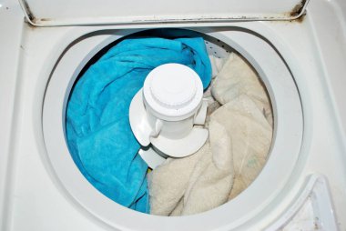 Çamaşır makinesinde bir sürü kirli havlu.