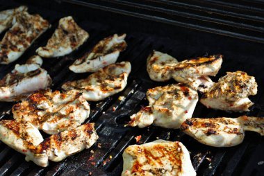 Bahçe mangalı için ızgarada tavuk pişiriyorum.