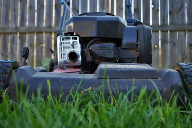 Uzun otların arasındaki çim biçme makinesinin zemin katı manzarası