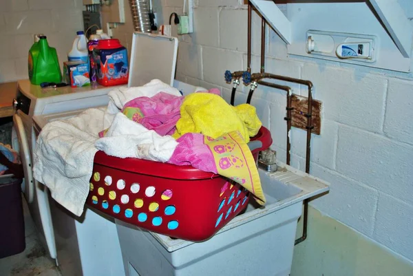 Basket Full Dirty Towels Need Washed Basement Laundry Room — Stock Photo, Image