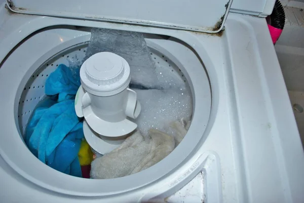 Lading Vuile Handdoeken Een Wasmachine Vullen Met Water — Stockfoto