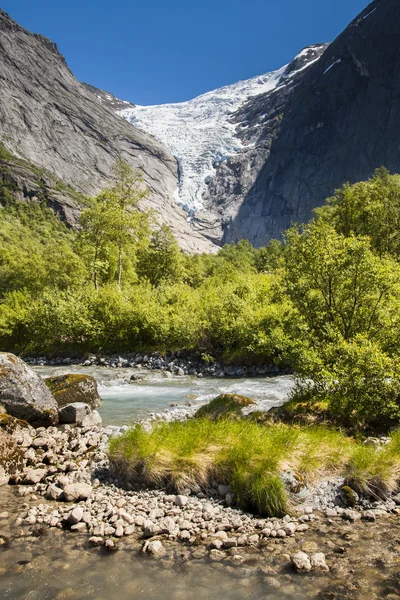 Льодовик Briksdalsbreen в Норвегії — стокове фото