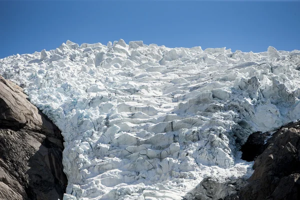 Geleira nas montanhas da Noruega, briksdalsbreen — Fotografia de Stock