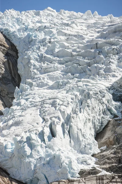 Lodowiec w górach Norwegii, briksdalsbreen — Zdjęcie stockowe