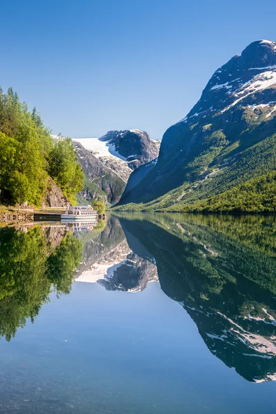 Gletsjer in de bergen van Noorwegen, briksdalsbreen — Stockfoto