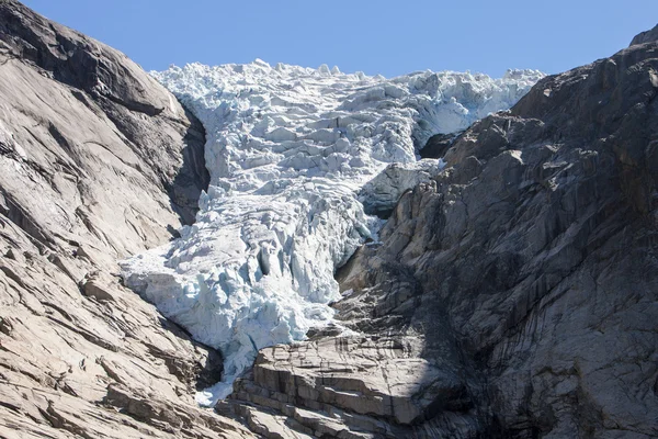 Geleira nas montanhas da Noruega, briksdalsbreen — Fotografia de Stock