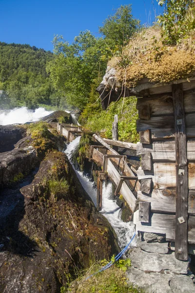 Paisaje en Noruega, Hellesylt molino de agua — Foto de Stock