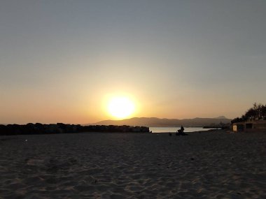 Yazın güzel bir sahilde gün batımı