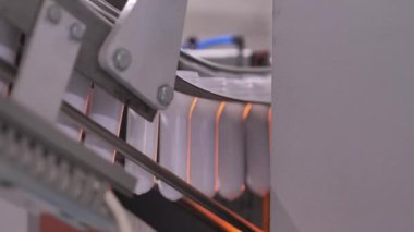 Şişeler için plastik boşluklar konveyör boyunca kaldırılır..