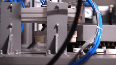 Plastik şişelerin konveyör üretiminde makinenin otomatik çalışması