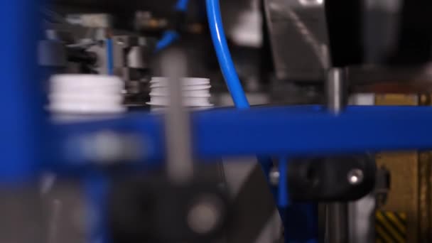 Automatyczne działanie maszyny do produkcji przenośników plastikowych butelek — Wideo stockowe