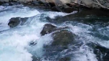 Nehrin akışı tundrada kayalar boyunca.