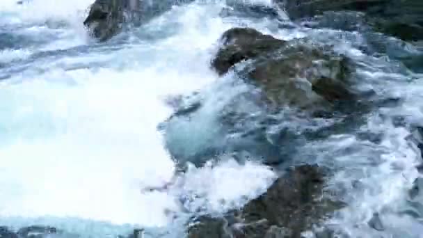 沿着岩石的冻土带中的河流. — 图库视频影像