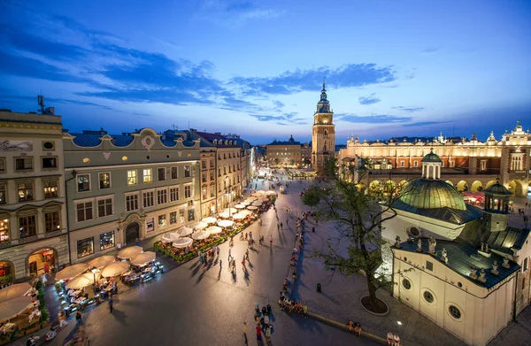 Praça do mercado de Cracóvia, Polónia ao pôr-do-sol — Fotografia de Stock