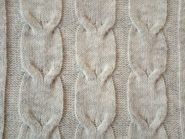 İrlanda kablolarıyla gri örgü deseni